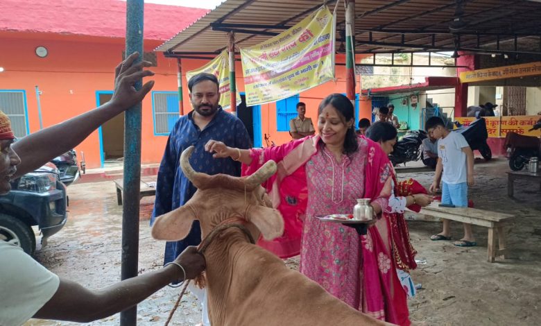 Bihar News Sawamani Utsav celebrated at Pinjra Pol Cowshala on the marriage anniversary of Mayor Garima Devi Shikaria.