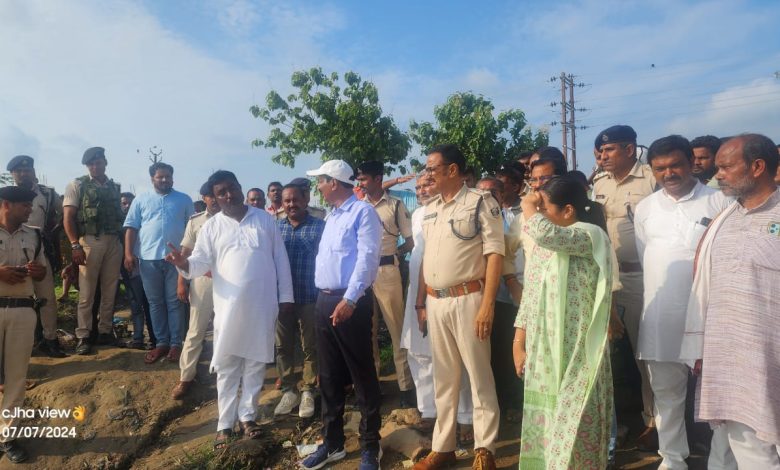 Bihar news जिलाधिकारी ने बगहा अनुमंडल अवस्थित विभिन्न घाटों/तटबंधों का किया निरीक्षण