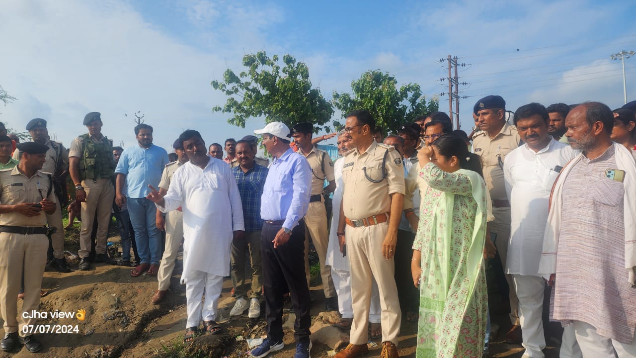 Bihar news जिलाधिकारी ने बगहा अनुमंडल अवस्थित विभिन्न घाटों/तटबंधों का किया निरीक्षण
