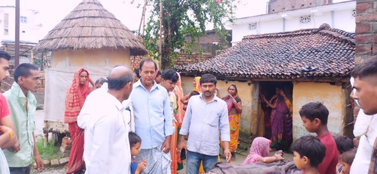 Bihar news खेत में धान की रोपनी करा रहे किसान और बैल की ठनका गिरने से मौत,हरवाहा घायल