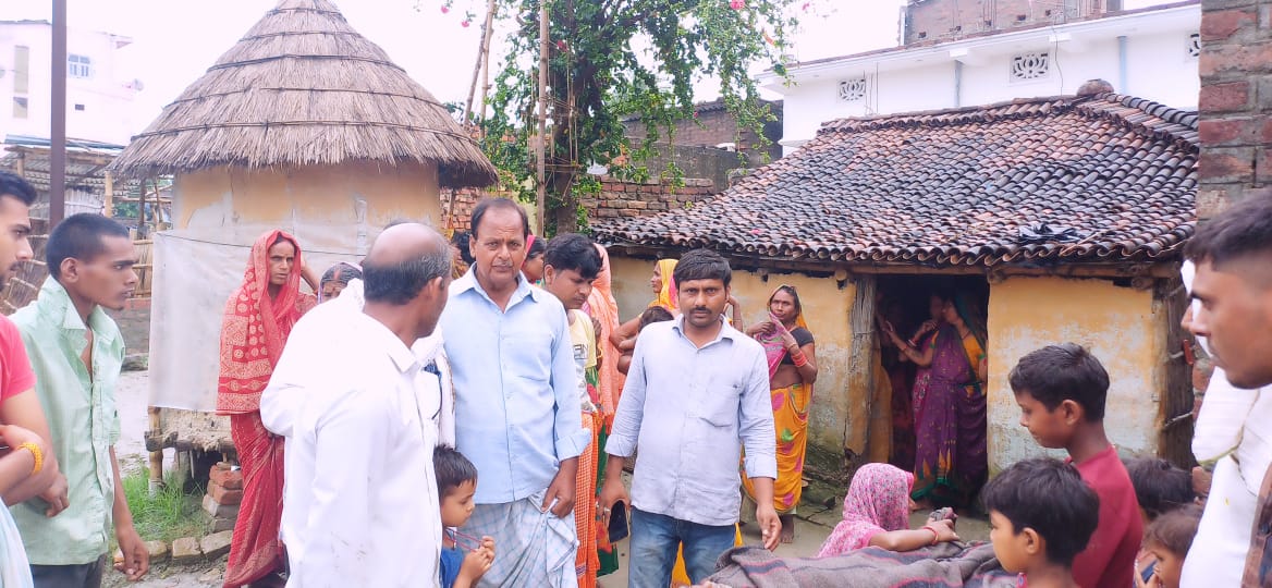 Bihar news खेत में धान की रोपनी करा रहे किसान और बैल की ठनका गिरने से मौत,हरवाहा घायल