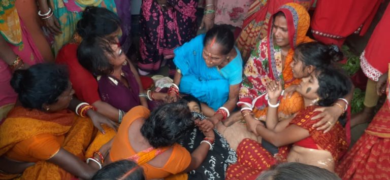Bihar News-Rajapakar-- 8 year old child died on the spot after being crushed by the rear wheel of a tractor in Dayalpur Tatma Toli village of Barati OP police station area.