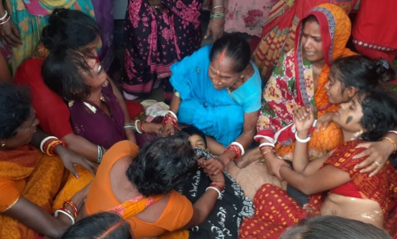 Bihar News-Rajapakar-- 8 year old child died on the spot after being crushed by the rear wheel of a tractor in Dayalpur Tatma Toli village of Barati OP police station area.