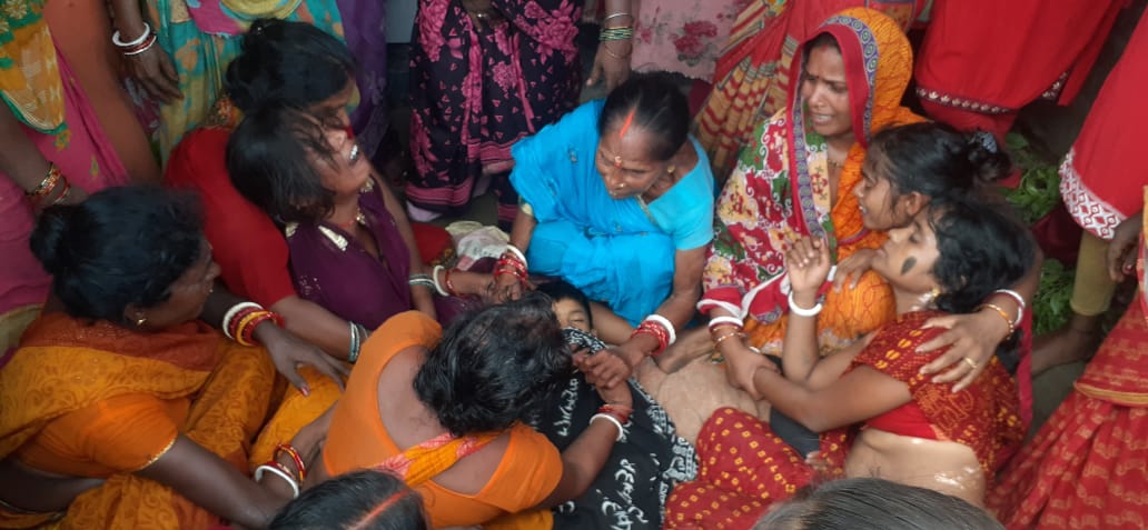 Bihar News-Rajapakar-- 8 year old child died on the spot after being crushed by the rear wheel of a tractor in Dayalpur Tatma Toli village of Barati OP police station area.