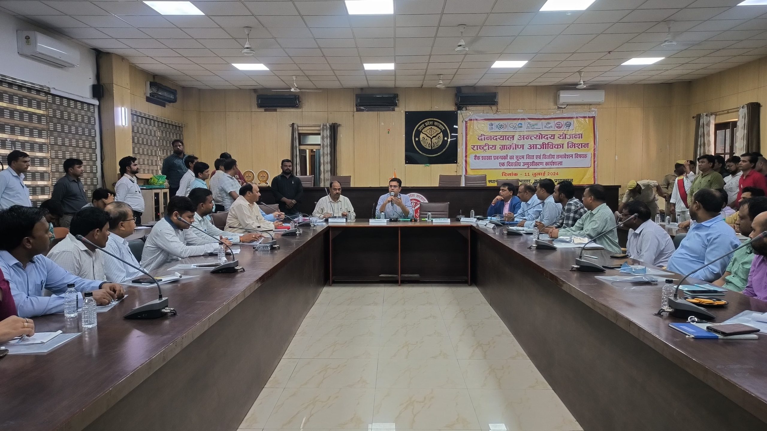 Prayagraj News: District Magistrate inaugurated the one-day orientation workshop organized by National Rural Livelihood Mission by lighting the lamp.