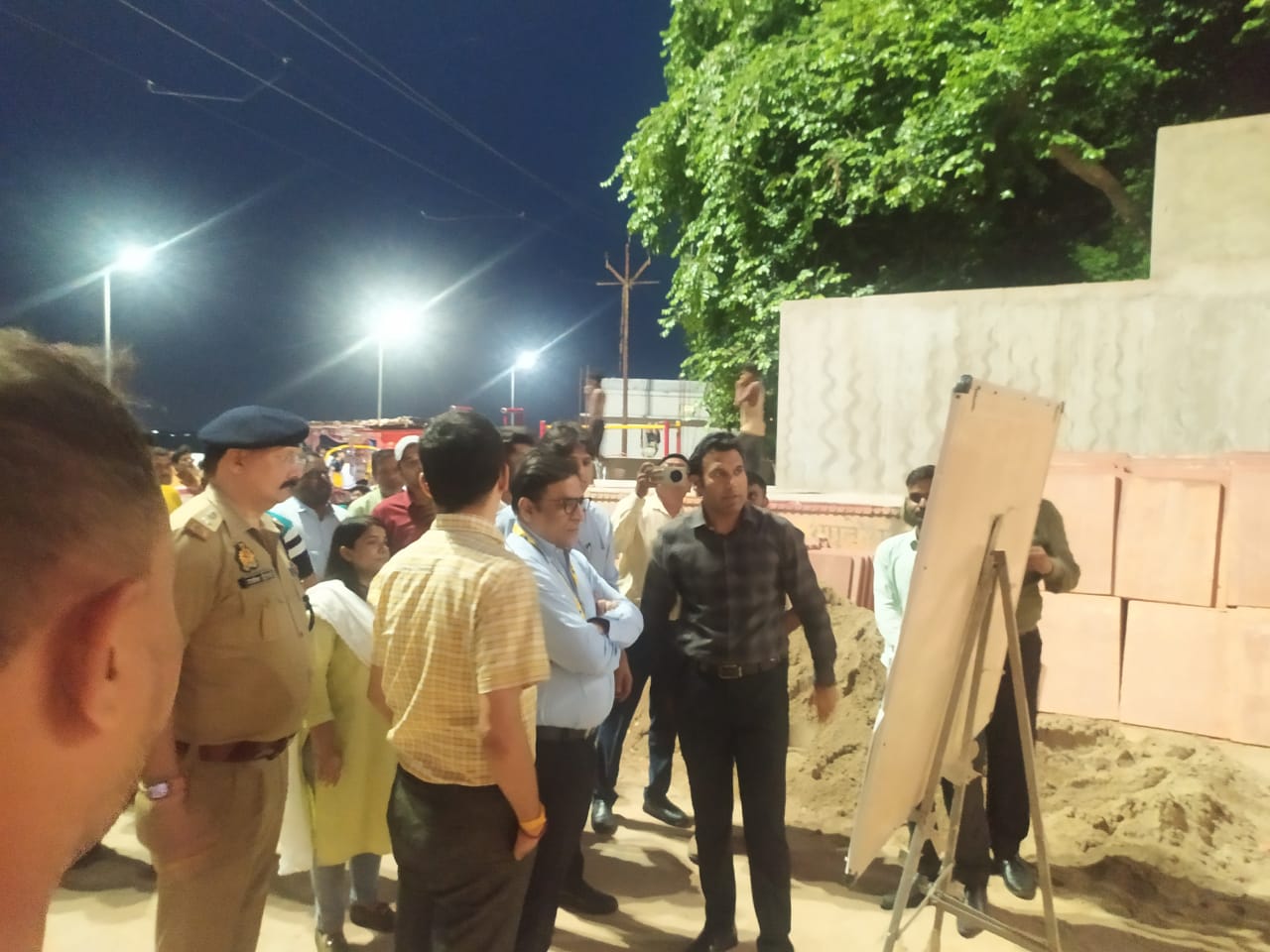 Prayagraj News: With a view to making Mahakumbh 2025 divine and grand, the works being done by various departments were inspected by the Principal Secretary, Urban Development.
