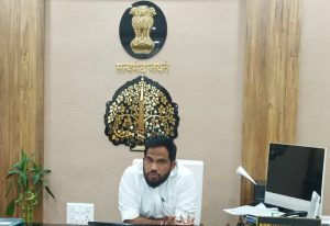 Bihar News-म्यूटेशन के लिए राजस्व कर्मचारी मांग रहा था पैसा