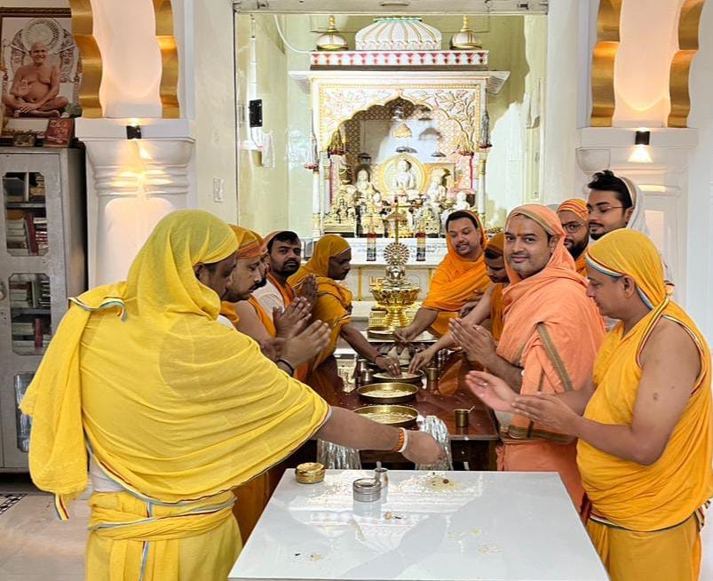 Etawah News: Moksha Kalyanak Day of Lord Neminath was celebrated by offering Nirvana Ladoo.
