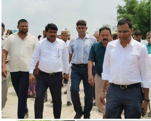 Ambedkar Nagar News District Magistrate along with officials inspected the flood affected areas