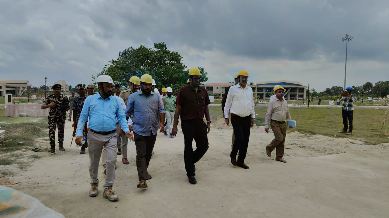 Bihar News-Secretary and DM inspected the under construction Buddha Smriti Stupa