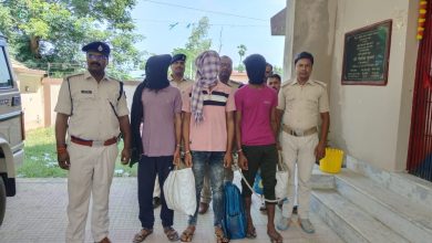 Bihar news Three robbers arrested with looted mobile and money