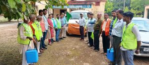 Ambedkar Nagar News Medical Officer Dr. Ravindra Kumar sent the veterinary vehicle for vaccination of cattle.