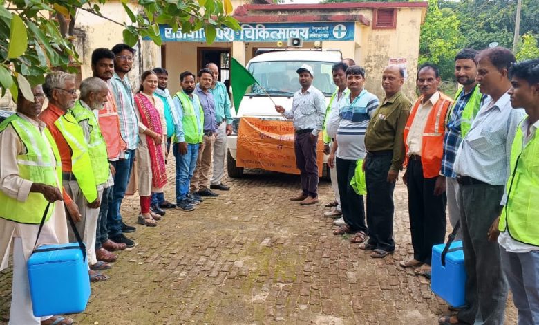 Ambedkar Nagar News Medical Officer Dr. Ravindra Kumar sent the veterinary vehicle for vaccination of cattle.