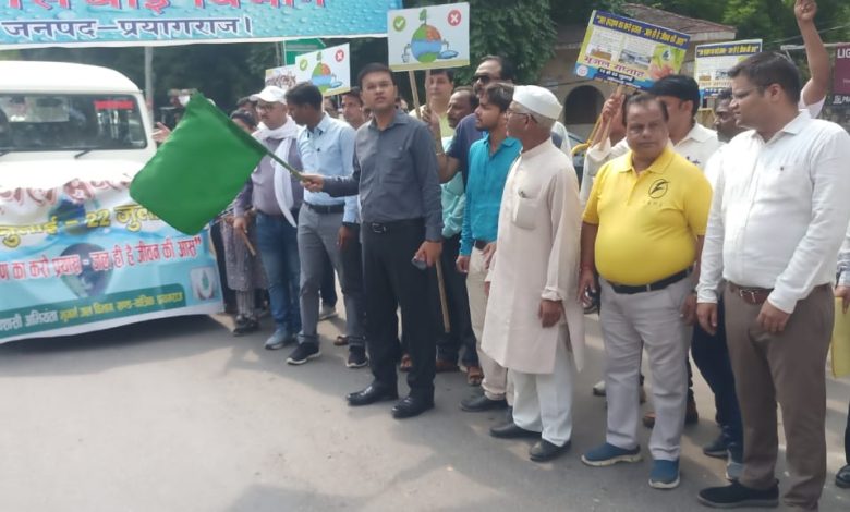 Prayagraj News :भूजल संरक्षण हेतु जनमानस में जागरूकता बढ़ाने के उद्देश्य से जल संरक्षण एवं संचयन से सम्बन्धित दी गयी जानकारी, पम्फ्लेट इत्यादि का किया गया वितरण