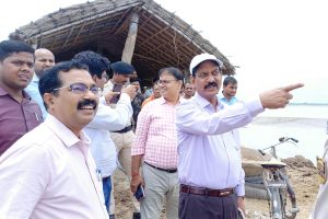 Bihar news District Magistrate visited various villages on the banks of Gandak river under Bairia block in view of the decreasing water level.