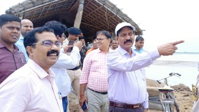 Bihar news District Magistrate visited various villages on the banks of Gandak river under Bairia block in view of the decreasing water level.