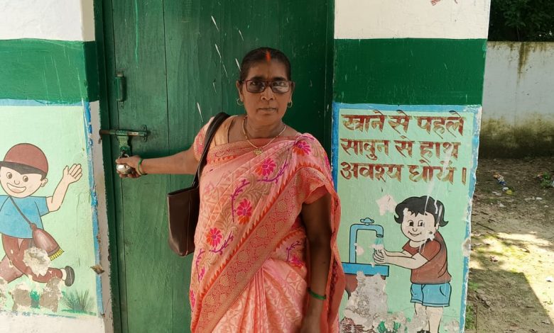 Ambedkar Nagar News Villagers suffer due to the arbitrariness of Anganwadi worker, the center is always closed.