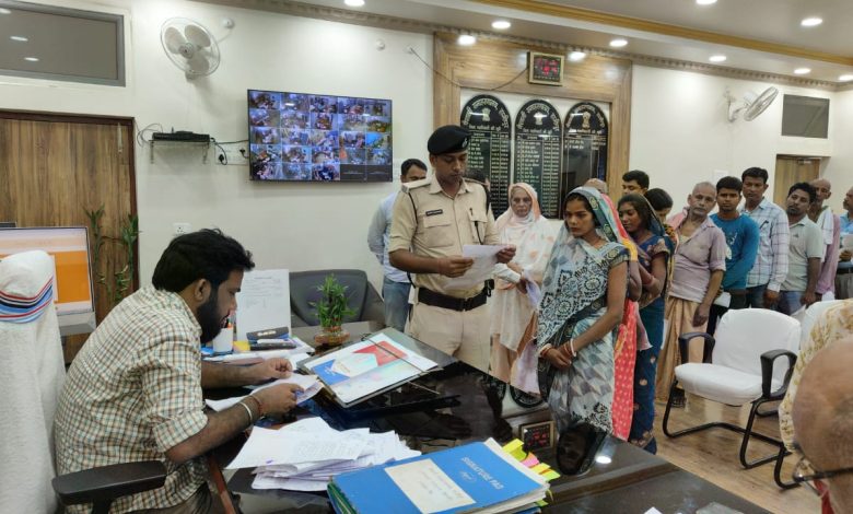 Bihar News-जनता के दरबार में जिलाधिकारी: साप्ताहिक जनता दरबार में पहुँचे 50 फरियादी