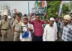 Agra News : प्रदेश अध्यक्ष के आवाहन पर शेयर कांग्रेस कमेटी अध्यक्ष अमित सिंह की नेतृत्व में बीजेपी सांसद अनुराग ठाकुर का फूंका पुतला
