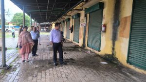 Prayagraj News: District Magistrate inspected the warehouse located at Mundera Mandi

 
