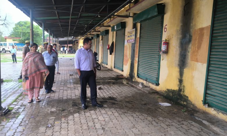 Prayagraj News: District Magistrate inspected the warehouse located at Mundera Mandi