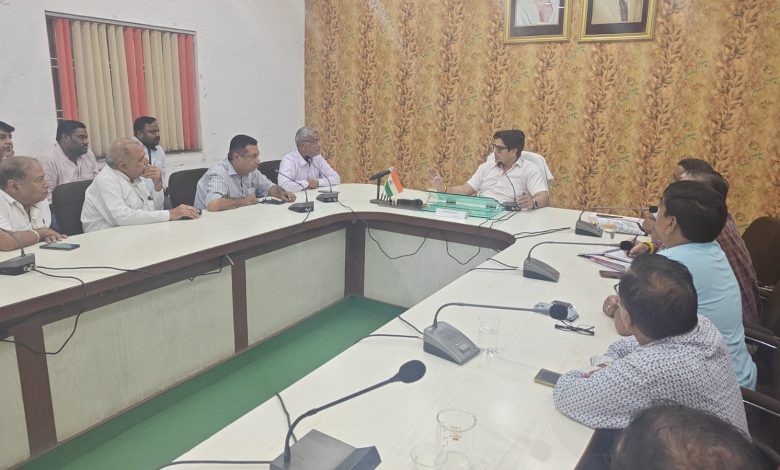 Agra News : जिलाधिकारी श्री भानु चन्द्र गोस्वामी की अध्यक्षता में विभिन्न व्यापारिक संगठनों के साथ प्लास्टिक के प्रयोग को रोकने के सम्बन्ध में बैठक सम्पन्न