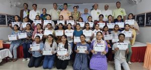 Agra News : Faces of students blossomed after receiving scholarship cheques from APSA, got wings to fly in the sky of education

