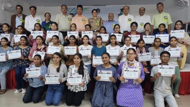 Agra News : Faces of students blossomed after receiving scholarship cheques from APSA, got wings to fly in the sky of education