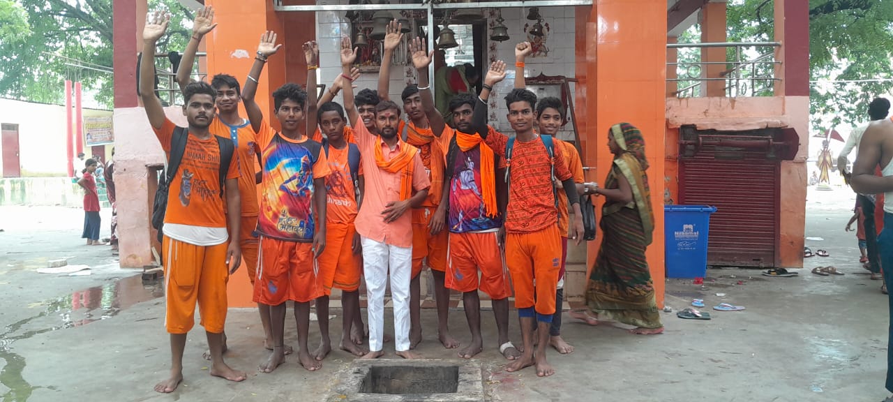 अम्बेडकर नगर न्यूज शिव भक्तों ने किया जलाभिषेक,लगते रहे हर हर महादेव के जयकारे 