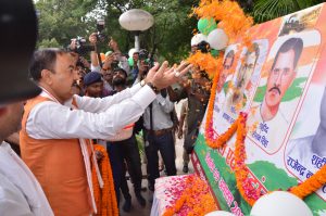 Prayagraj News: Kakori Train Action Centenary Year Celebrations were inaugurated by Hon'ble Deputy Chief Minister by paying floral tribute and garlanding the statue of Shaheed Chandrashekhar Azad

