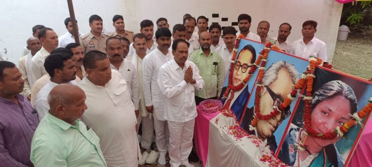 Ambedkar Nagar News: SP workers paid emotional tribute to Phoolan Devi by offering flowers on her picture on her birth anniversary