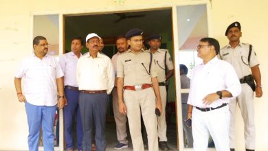Bihar News- District Magistrate and Superintendent of Police Bettiah conducted a surprise inspection of constable recruitment examination centers