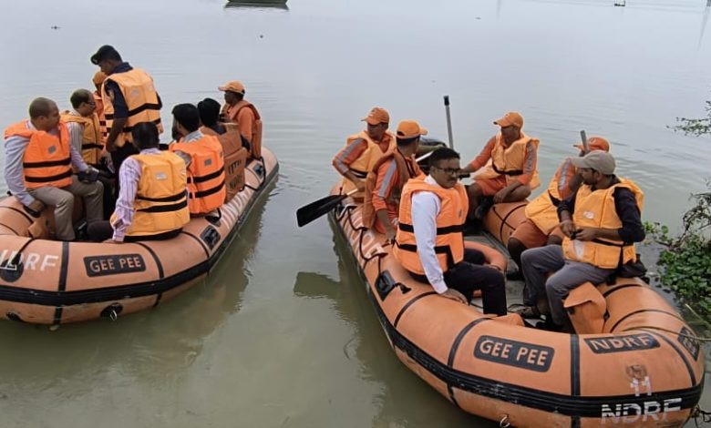 Prayagraj News : "ADM (FR) along with NDRF team took stock of the water level of Ganga and Yamuna rivers