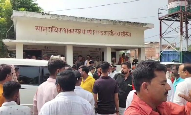 Bihar News- JDU state president and Valmiki Nagar MP met the family members of the deceased block president of Bhithaan and consoled them and assured them that the killers would be caught soon.