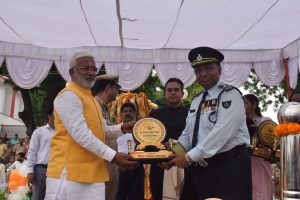 Prayagraj News: On the occasion of Independence Day, Hon'ble Minister, Water Power Department/Minister in charge Prayagraj hoisted the flag in the Police Line  
