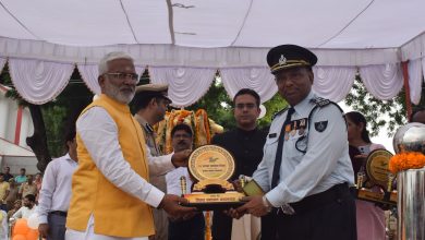 Prayagraj News: On the occasion of Independence Day, Hon'ble Minister, Water Power Department/Minister in charge Prayagraj hoisted the flag in the Police Line  