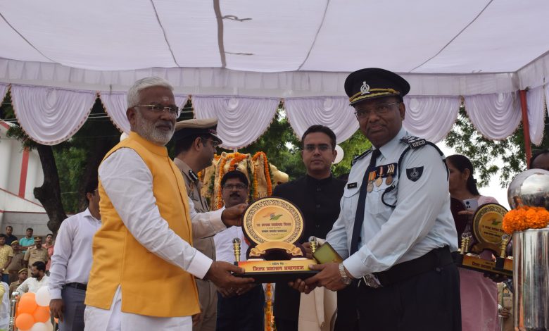 Prayagraj News: On the occasion of Independence Day, Hon'ble Minister, Water Power Department/Minister in charge Prayagraj hoisted the flag in the Police Line  