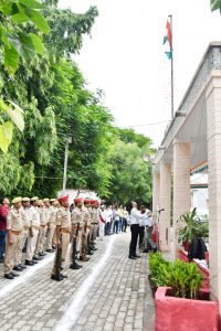 Prayagraj News :स्वतंत्रता दिवस के अवसर पर मण्डलायुक्त ने आयुक्त कार्यालय परिसर में किया ध्वजारोहण