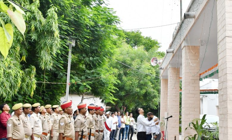 Prayagraj News :स्वतंत्रता दिवस के अवसर पर मण्डलायुक्त ने आयुक्त कार्यालय परिसर में किया ध्वजारोहण