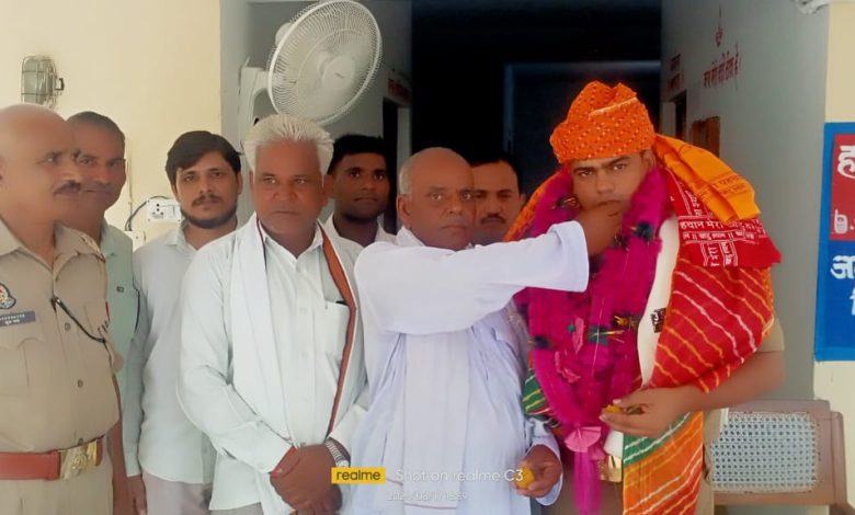 Agra News: Police station in-charge honored with silver medal by Director General of Police for excellent service.