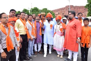 Agra News: Garud Jheep Yatra started from Red Fort Shivaji statue, descendants of Chhatrapati Shivaji's commander showed the art of war

