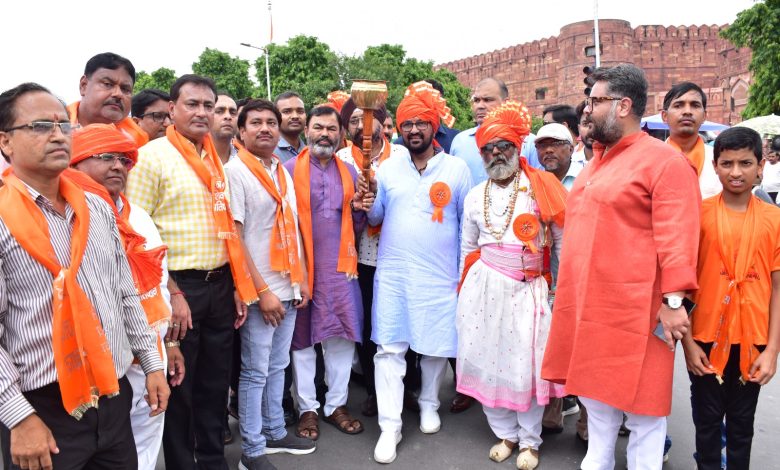 Agra News: Garud Jheep Yatra started from Red Fort Shivaji statue, descendants of Chhatrapati Shivaji's commander showed the art of war