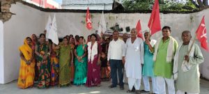 Bihar News-On the statewide call of CPI ML, AIPWA and Insaaf Manch, workers from Vaishali Kala Manch located in Akshayvatrai Stadium of Hajipur city today took out a protest march in the city.