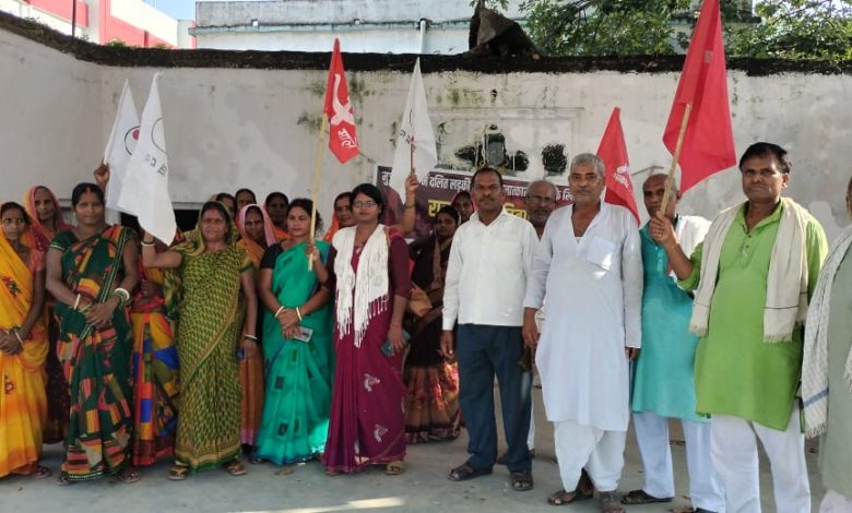 Bihar News-On the statewide call of CPI ML, AIPWA and Insaaf Manch, workers from Vaishali Kala Manch located in Akshayvatrai Stadium of Hajipur city today took out a protest march in the city.