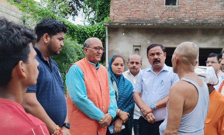 Ambedkar Nagar News: In the suicide case, the District Magistrate met the family members and assured them of all possible help