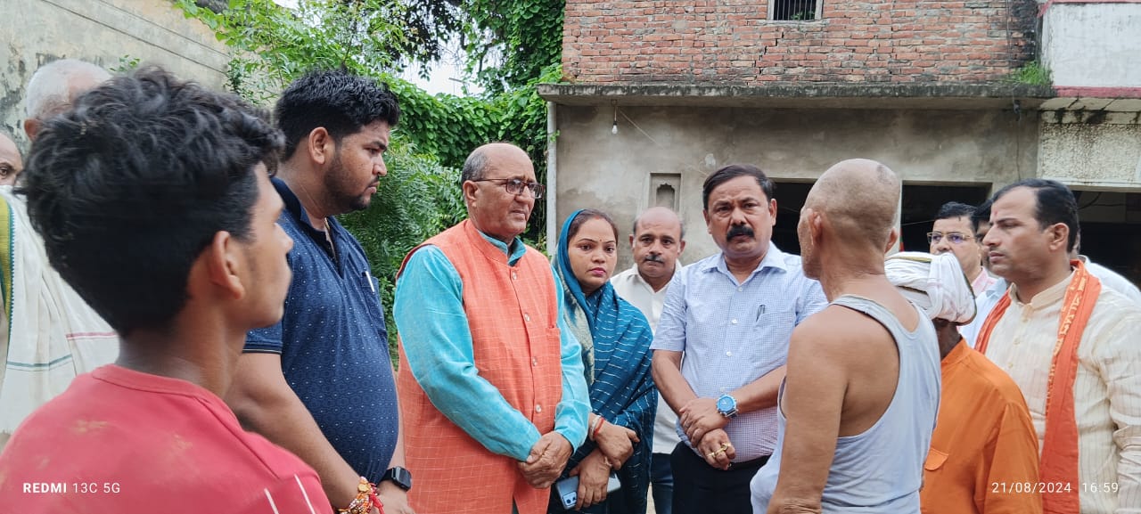 Ambedkar Nagar News: In the suicide case, the District Magistrate met the family members and assured them of all possible help