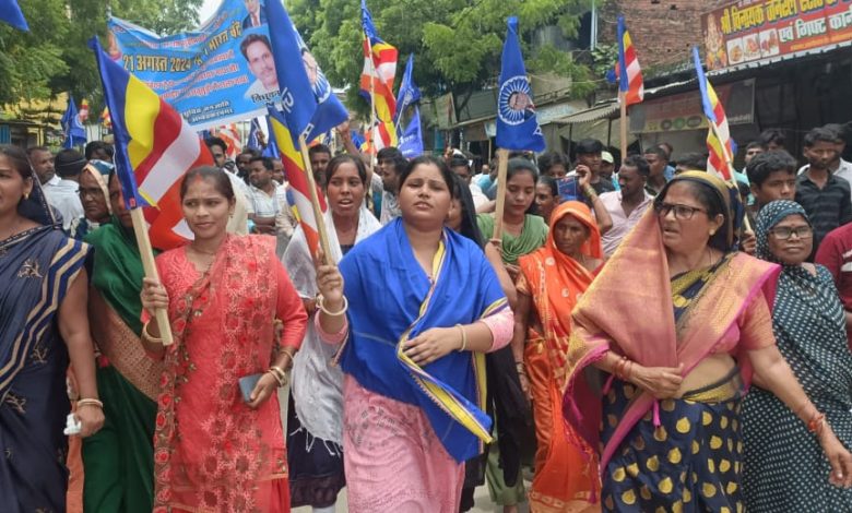 अम्बेडकर नगर न्यूज-बहुजन समाज के लोगों द्वारा शांतिपूर्ण प्रदर्शन कर महामहिम राष्ट्रपति महोदया, उपजिलाधिकारी आलापुर को सौंपा गया ज्ञापन 