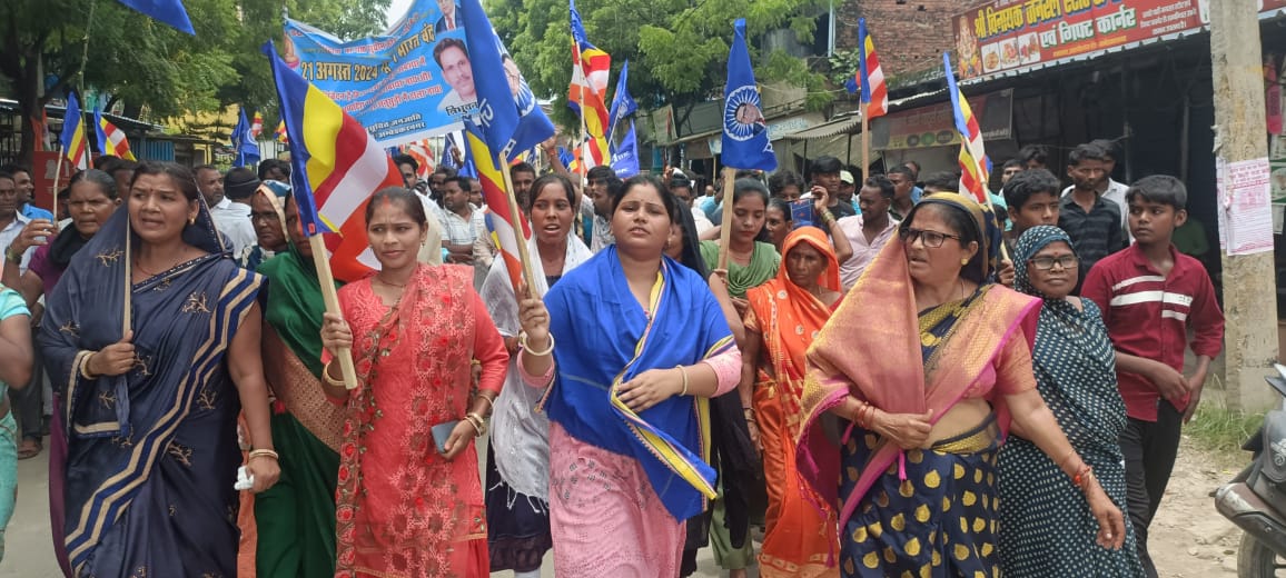 अम्बेडकर नगर न्यूज-बहुजन समाज के लोगों द्वारा शांतिपूर्ण प्रदर्शन कर महामहिम राष्ट्रपति महोदया, उपजिलाधिकारी आलापुर को सौंपा गया ज्ञापन 