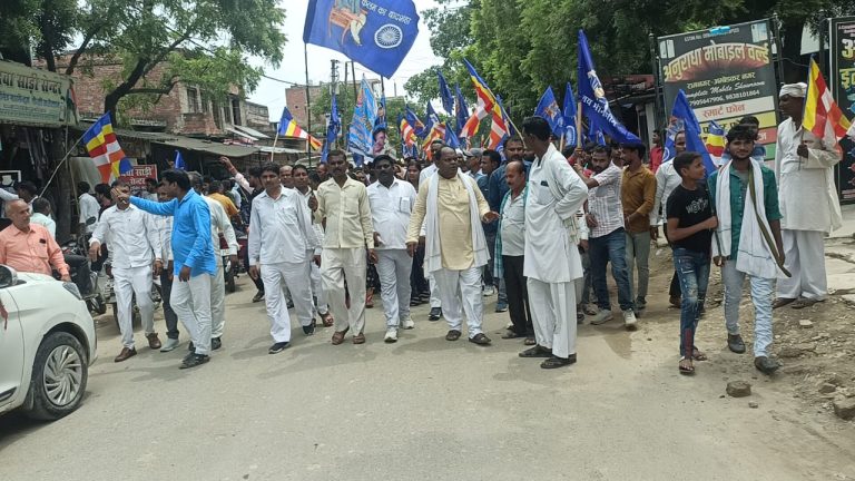 अम्बेडकर नगर न्यूज भारत बंद पर एससी एसटी मुद्दे को लेकर किया प्रदर्शन अधिवक्ता अजय कुमार ने आलापुर उपजिलाधिकारी को सौंपा ज्ञापन