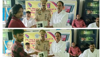 Ambedkar Nagar News-A grand tablet phone distribution program was organized at Sarvodaya PG College Shahpur Auranv.